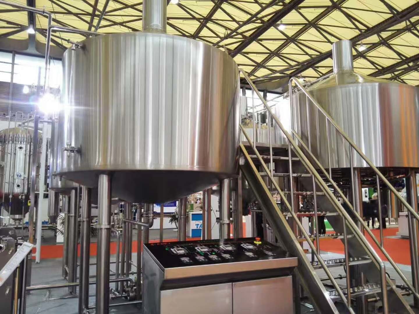 Touch Screen Large Home Brewing Equipment 2000L Sus304 Brewhouse Equipment for sale