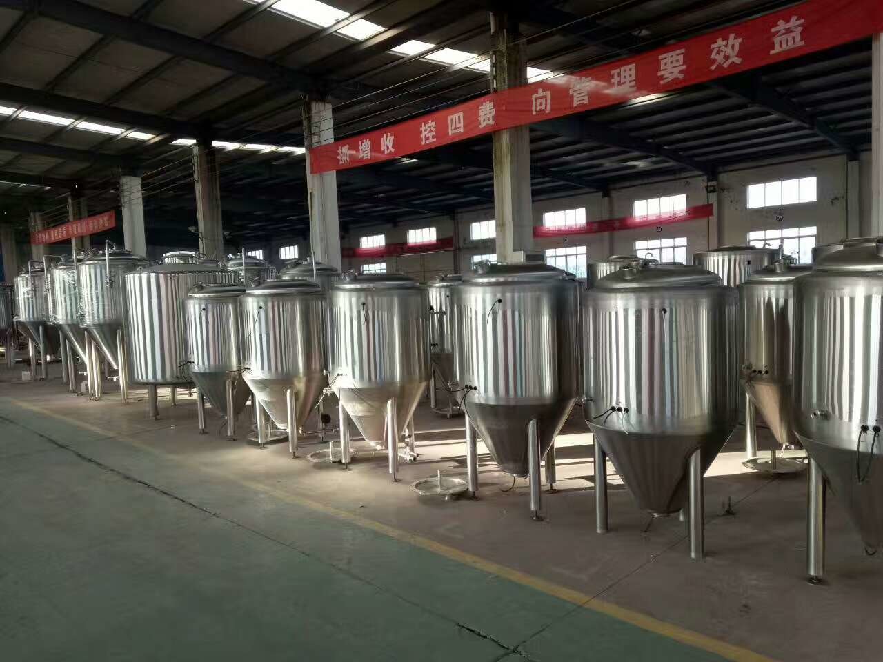 China 3BBL 5BBL 7BBL Craft Beer Brewing Equipment With Heavy Duty Supporting Legs for sale