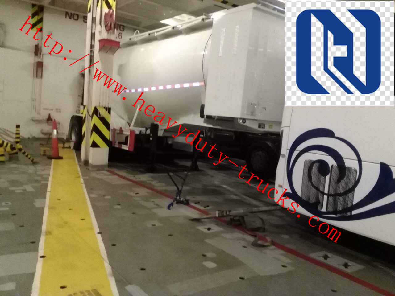 Sinotruk 40M3 3 Axles 2 Apartments Large Capacity Diesel Trailer Semi Truck / Fuel Tanker Truck