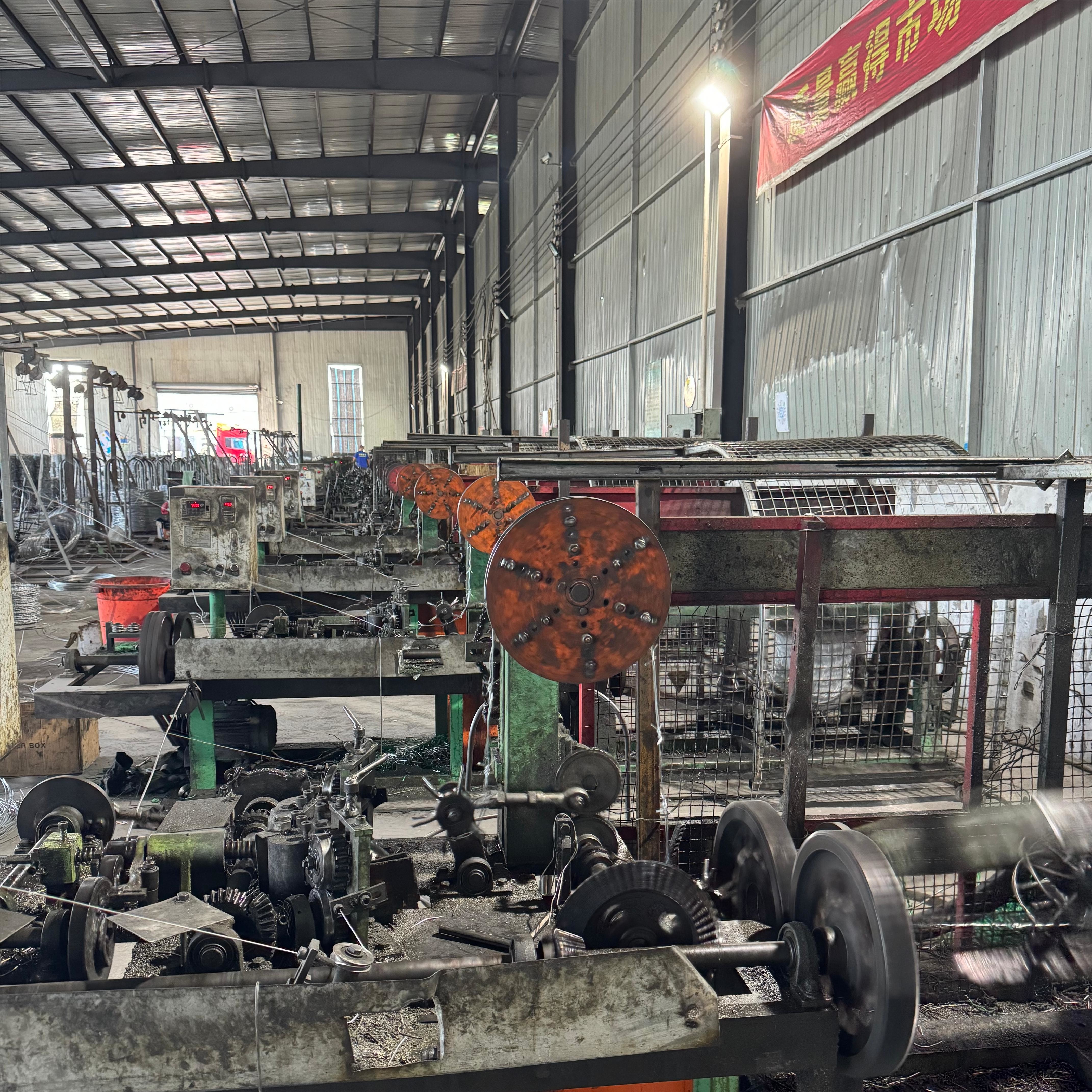 Spiral Barbed Wire Defensive Galvanized Barbed Wire Installation Security Fence