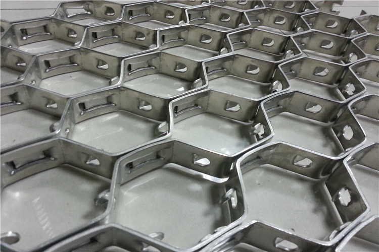 Low Carbon / Stainless Steel Hexmesh Refractory Bending Tech