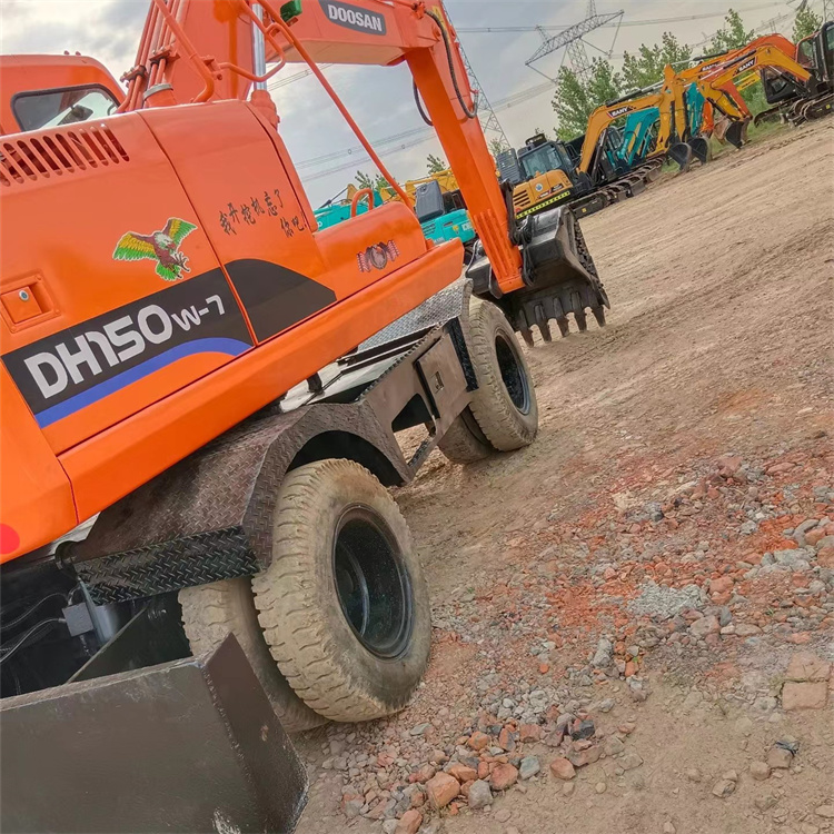 Second Hand Doosan DH150 Excavator with and Machine Weight of 15000 KG in the Middle