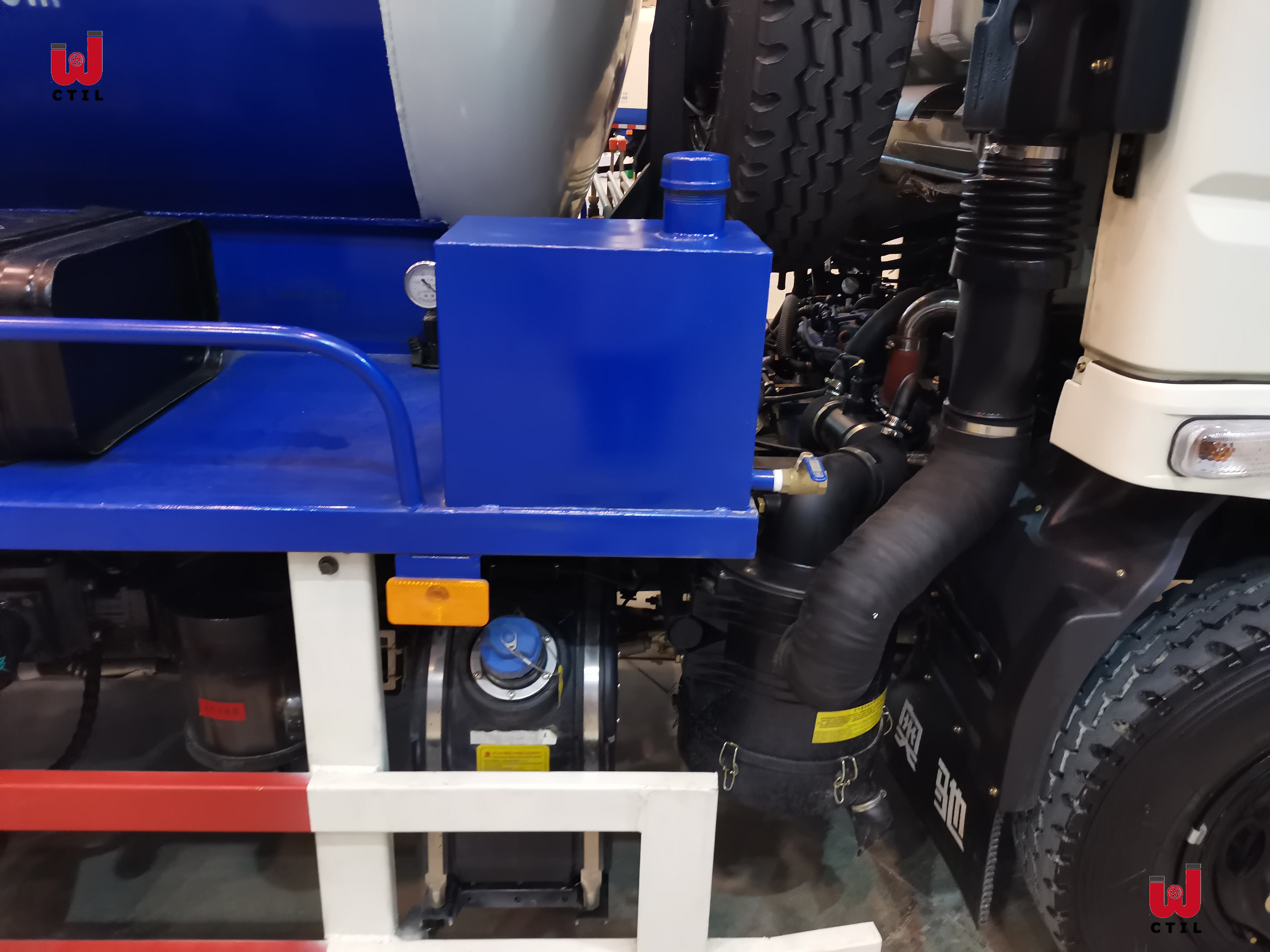 Euro 4 Sewer Vacuum Truck 5T Sewage Suction Truck 4x2