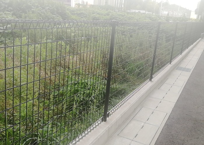 Q235 Q195 Steel RAL6005 Welded Wire Mesh Fence Panels With Triangle Shape