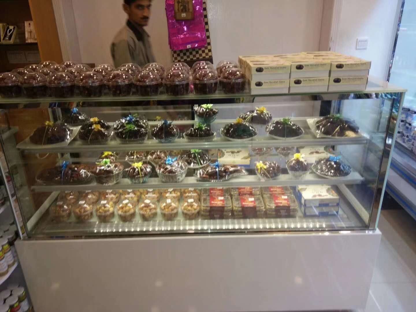 Double Arc glass Commercial Cake Display Freezer With Convenient Casters