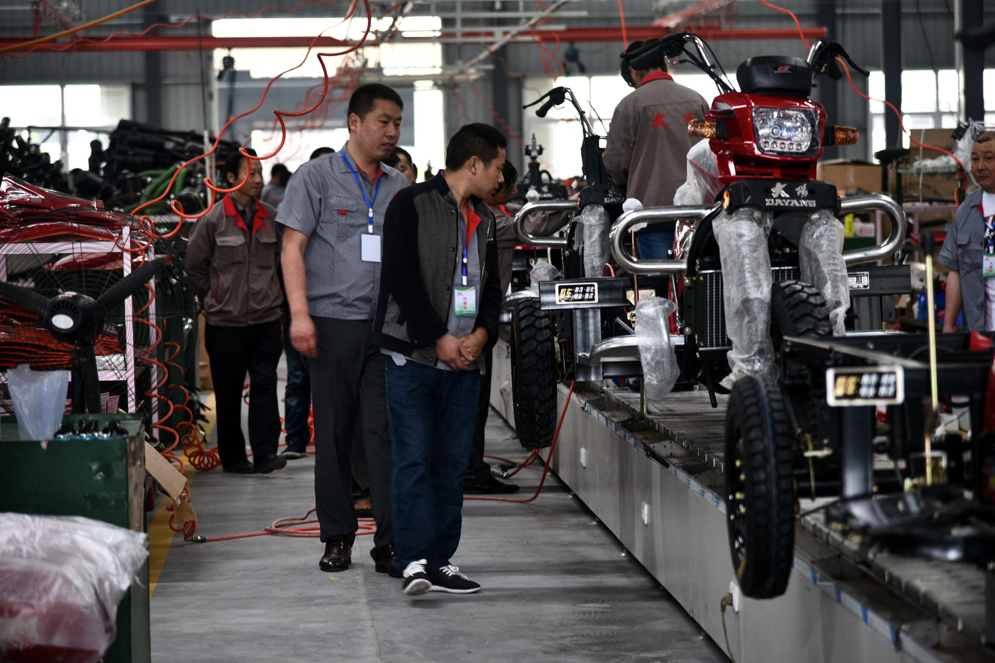 Dayang 3wheels Motorcycle Tricycle with Customized Cargo Box Size 2.4*1.5 and 12V Power