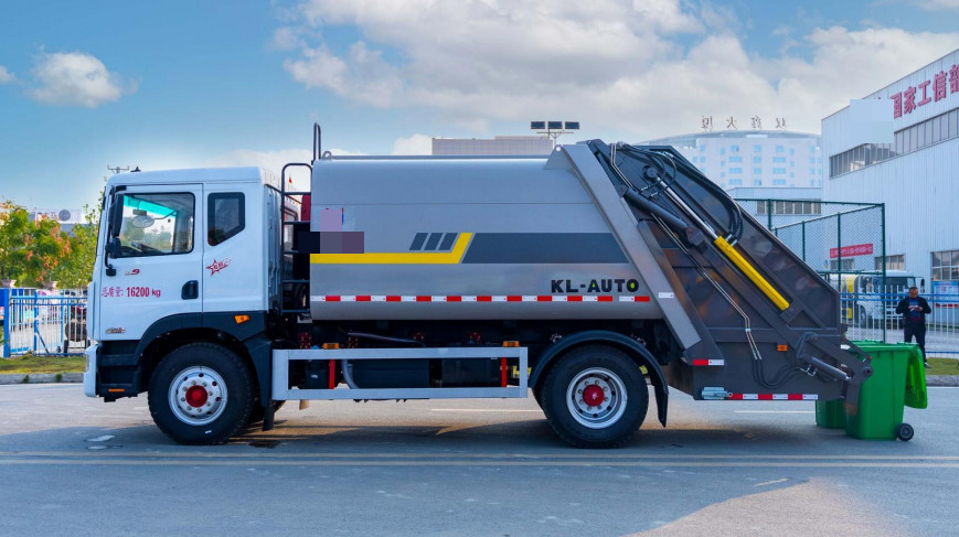 Dongfeng 13-Square Compressed Garbage Dump Truck Rear Drive Diesel 4 × 2 Manual Transmission