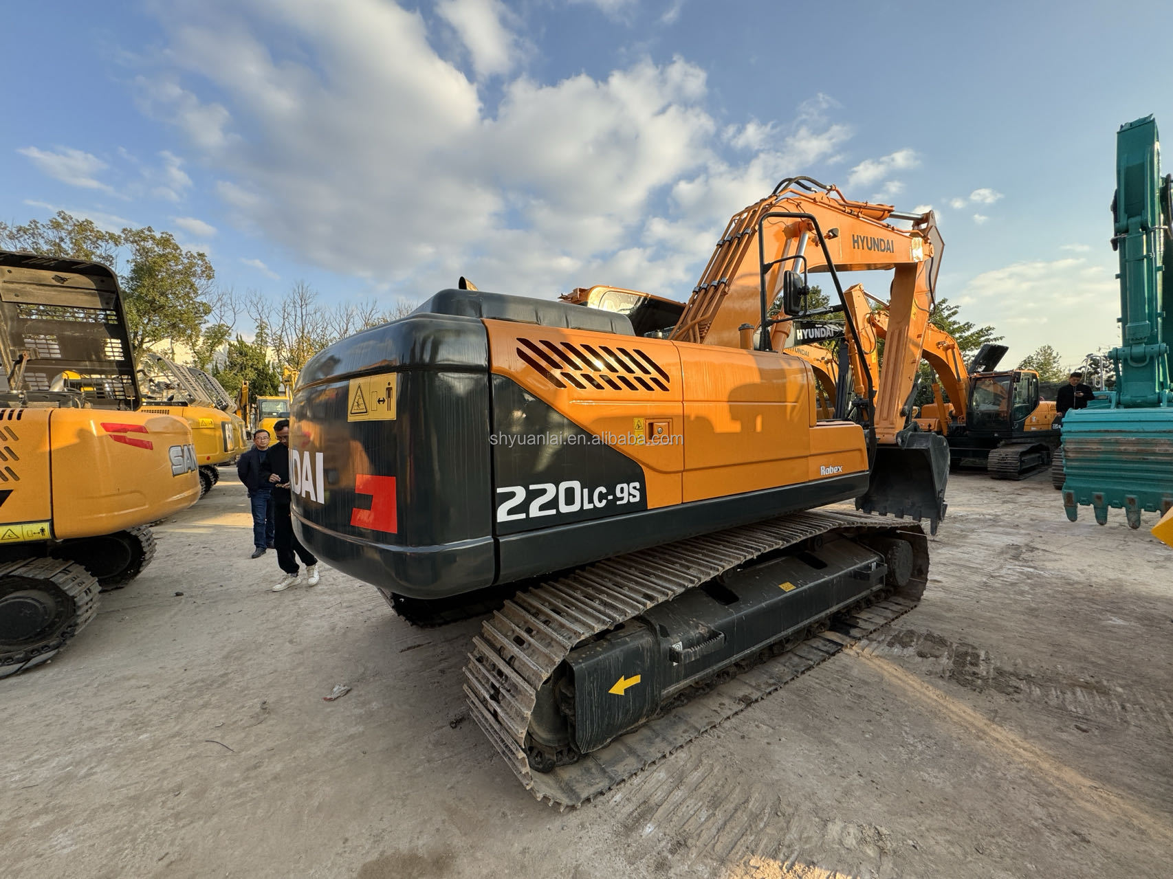 Selling 90% of new and second-hand Hyundai 220 excavators, old excavators, and old hook machines at a low price