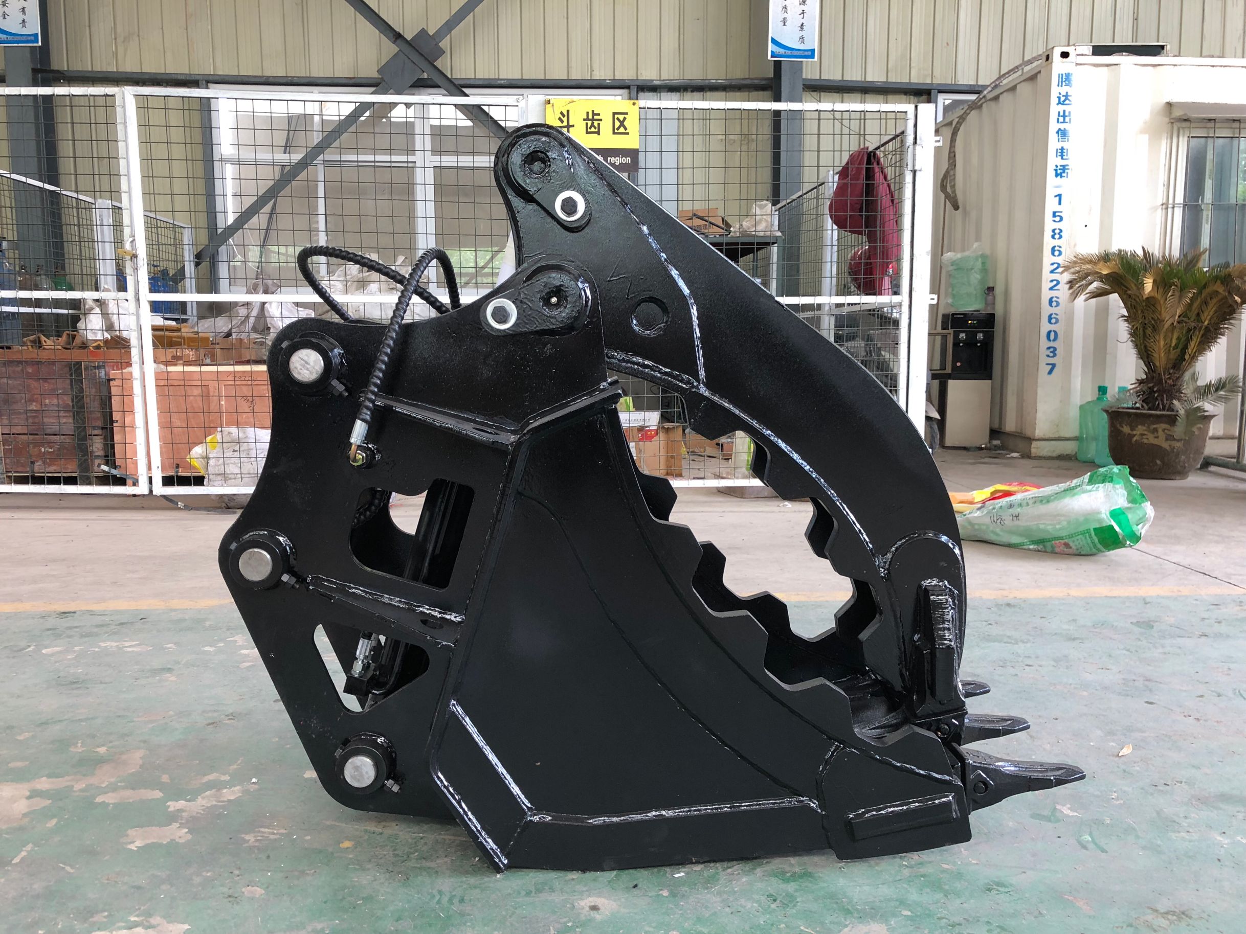 Durable And Wear Resistant Excavator Thumb Bucket 0.6cbm For PC120 ZX130 SH150