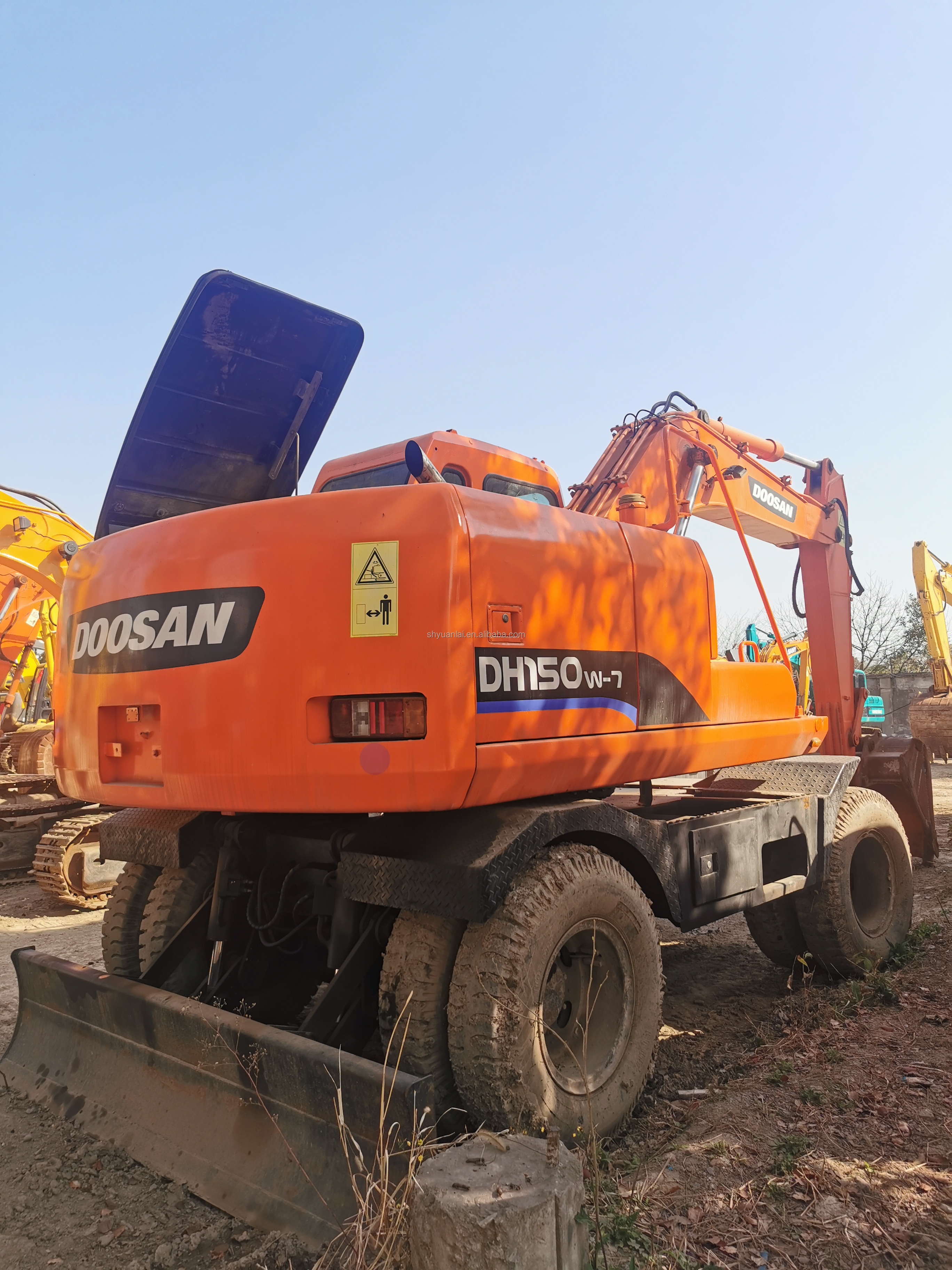 Low Priced Doosan DH150W Excavator with Strong Power and Overall Soft Steel Design