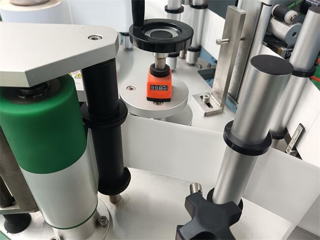 Stepper Motor Labeling System Automatic Bottle Labeling Machine For Square Bottles