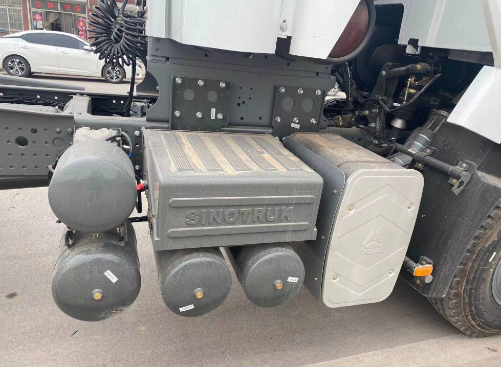 HOWO A7 Tractor Truck 6*4 Used Diesel Engine Second Hand HOWO 371hp 30tons Tipper Truck