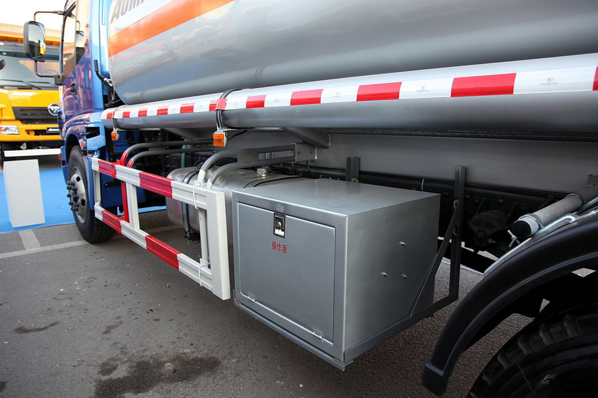 Foton Oil Tanker Truck Auman BJ5163 EXT 3 Series Diesel 210HP 4X2 8T Flat Top Single Row Seat