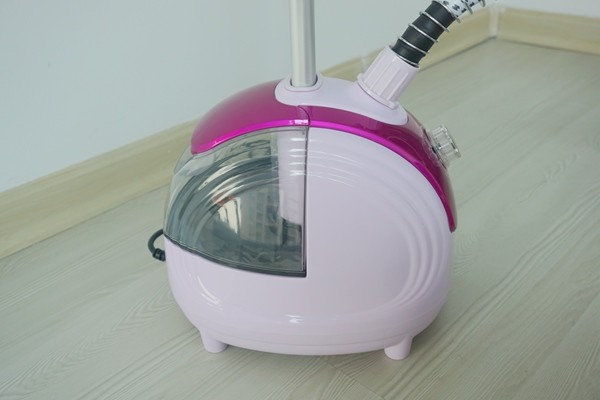 Flat Telescopic Pole Hanging Garment Steamer With 1.8 L Water Tank Capacity