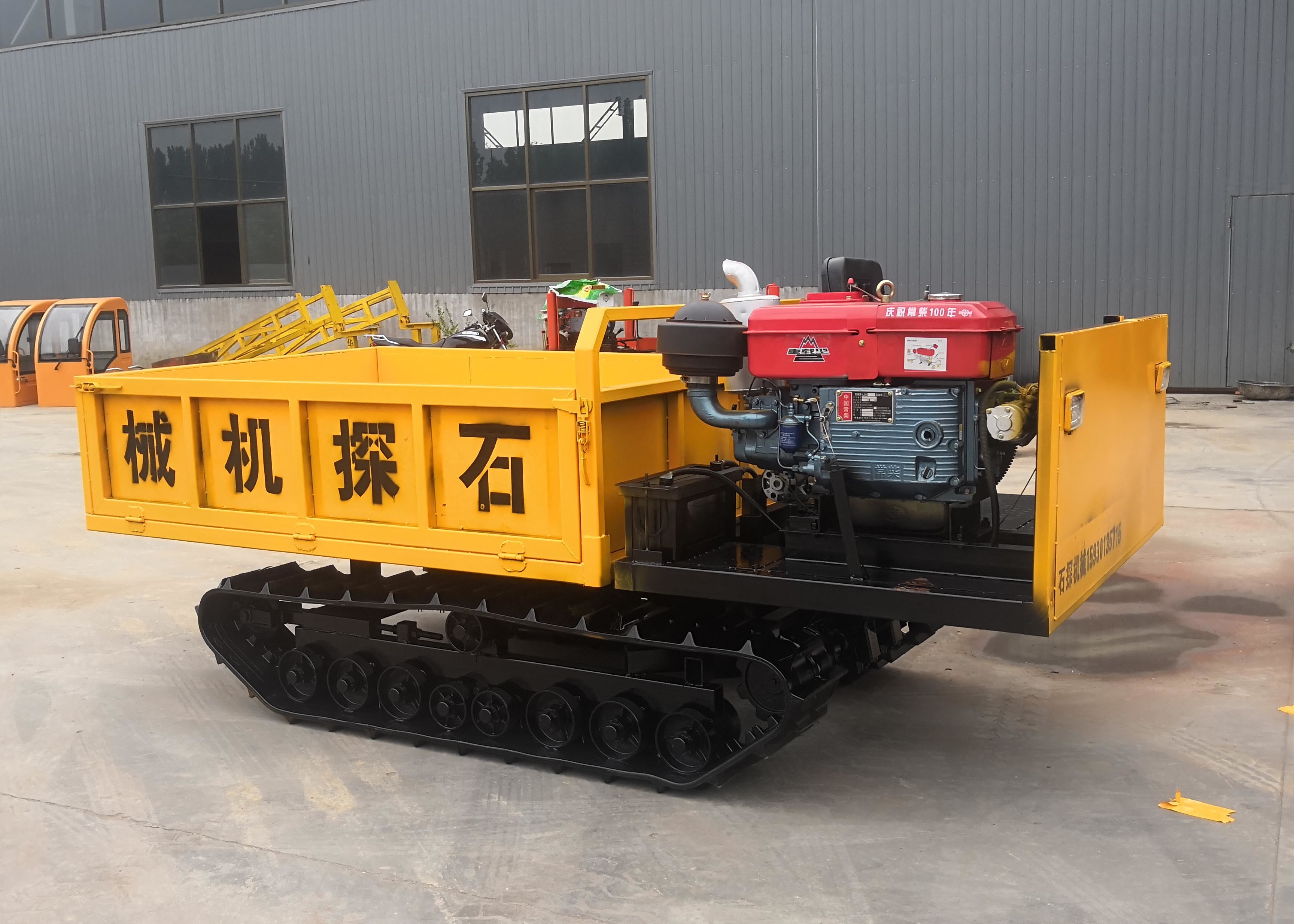 Simple Structure Track Transporter / Rubber Track Dumper With Low Fuel Consumption