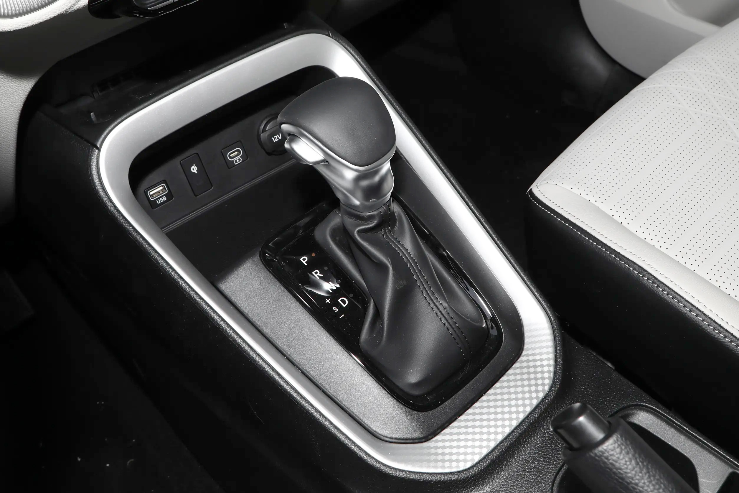 Euro VI Emission Standard Sonet Car Manufactured Small SUV with 5 Seats and Automatic Gear Box