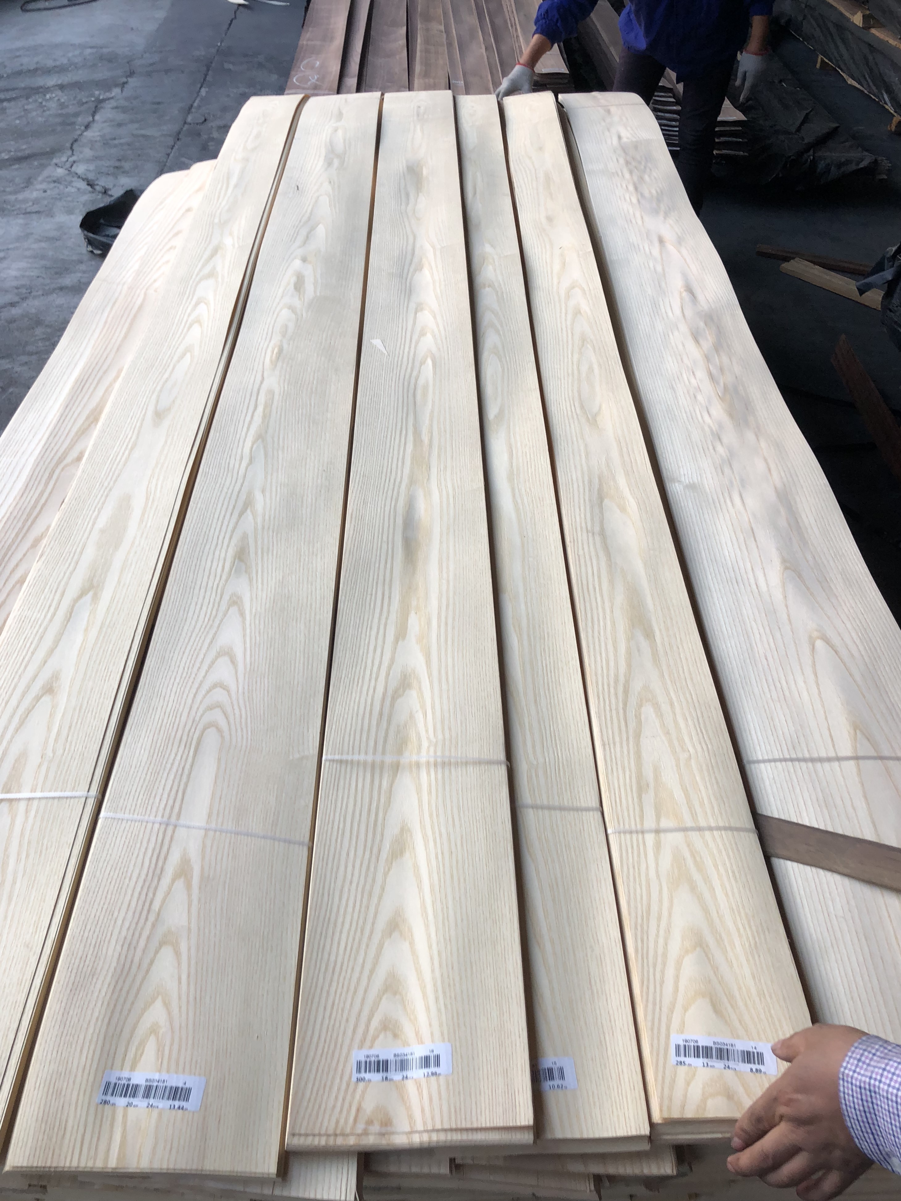 Hot Sale White Ash Natural Wood Veneer 0.3mm/0.45mm/0.5mm/0.6mm Straight Grain Ash Veneer Wood Veneer Sheets Wall Panels