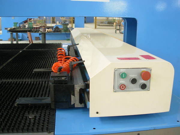 Hydraulic CNC Turret Punching Machine 60 m/min With FANUC System