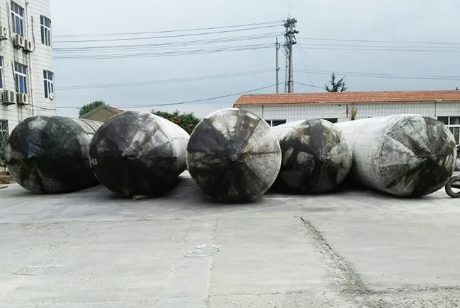 Docking And Undocking Ship Rubber Airbag , Black 2.0m Inflatable Rubber Balloon