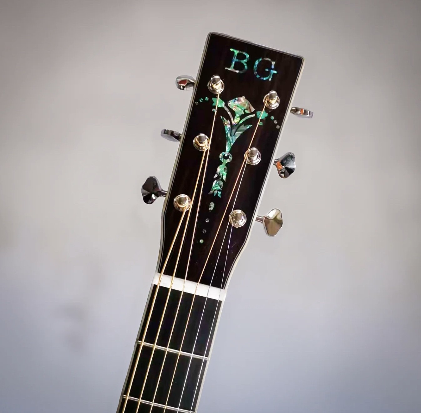 12-Fret Single 0 Shape Handmade Guitar with Dove Tail Joint Acoustic Guitar Solid KOA Back Side