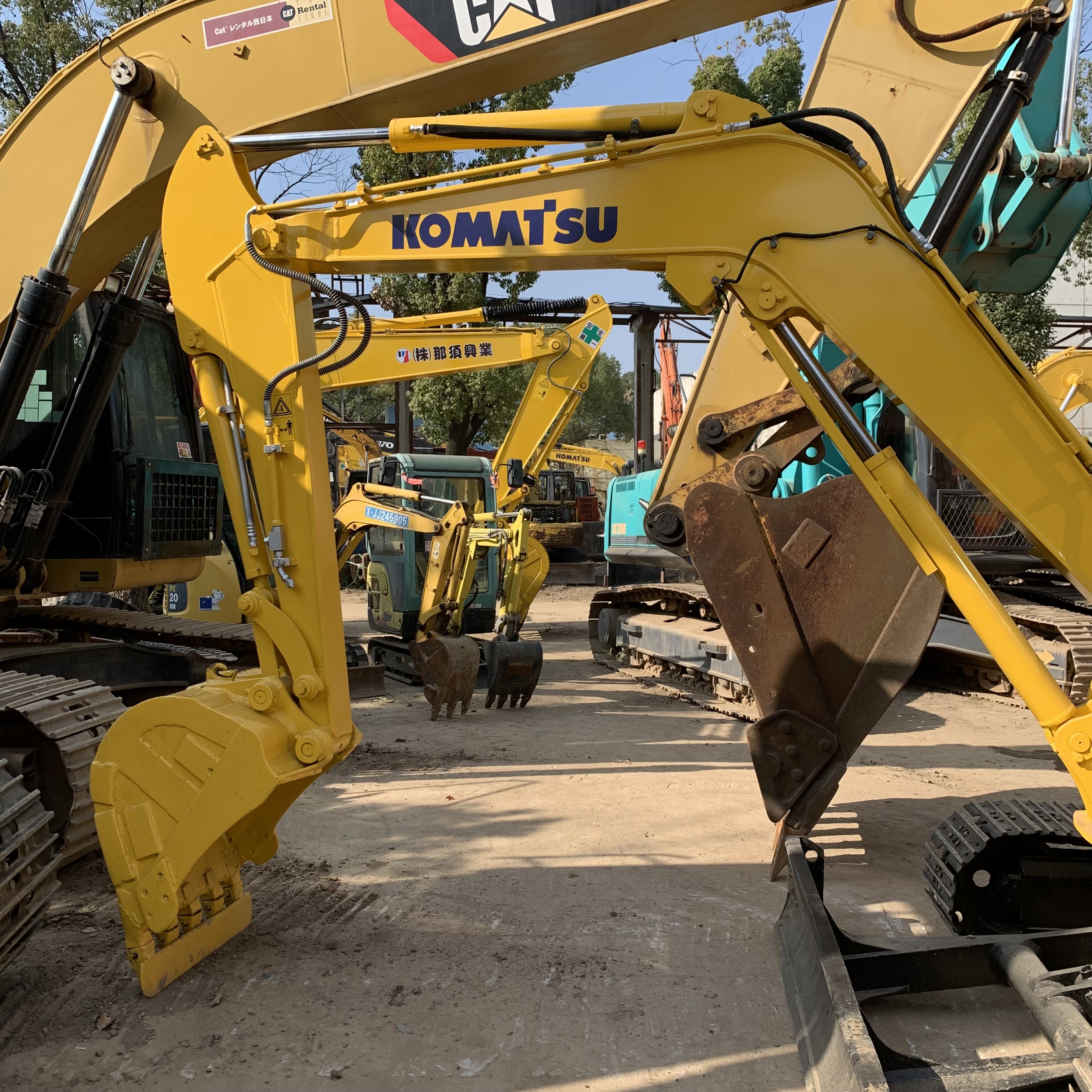 Excavating 5 tons of durable hydraulic track type PC Komatsu 56 second-hand excavator at a low price and selling well