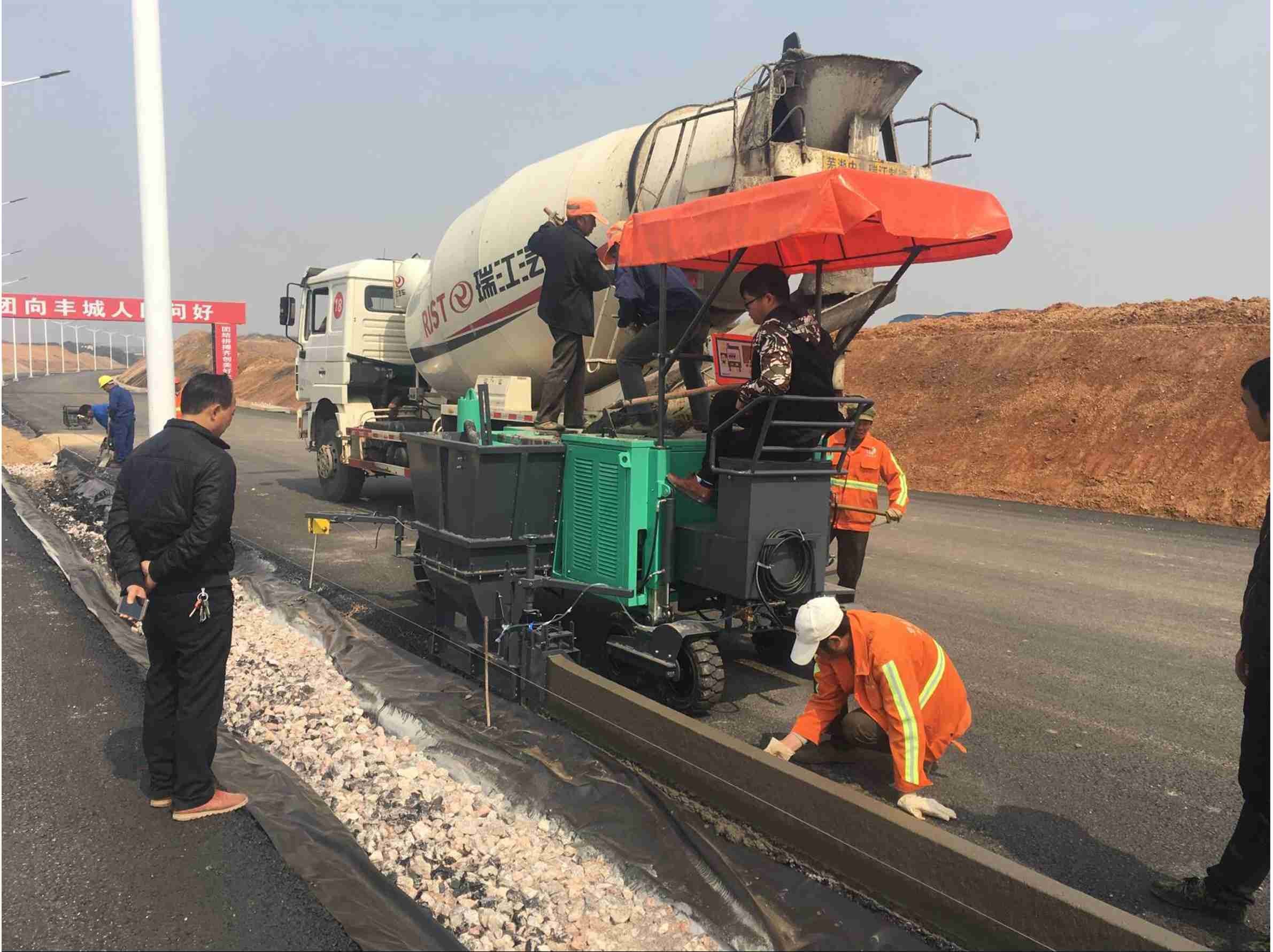 Highly Maneuverable Slipform Paver For Curbs Slope Protection And Drainage Ditches
