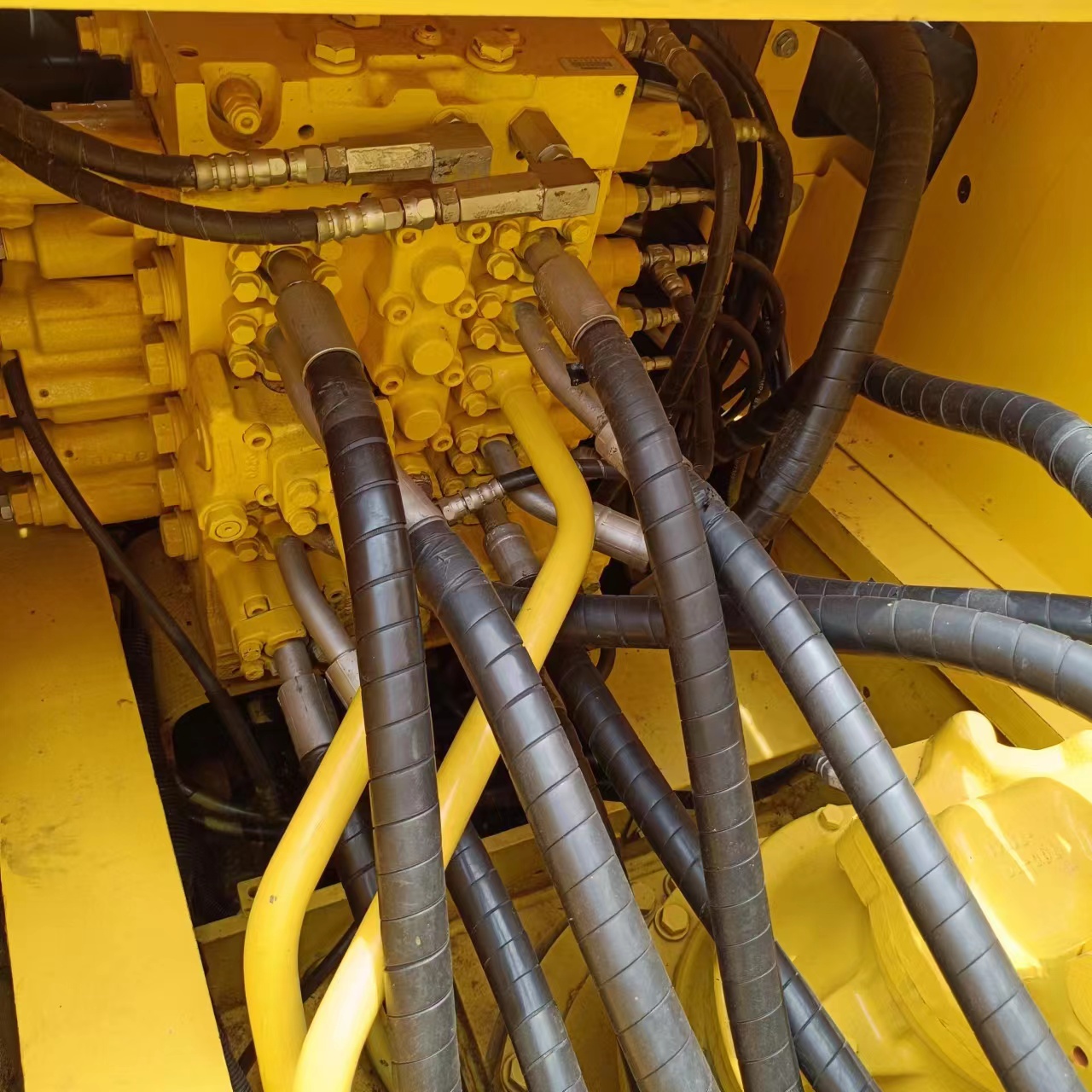 Moving Type Crawler Excavator Japan Make Komatsu PC 220 22 Ton with Great Performance