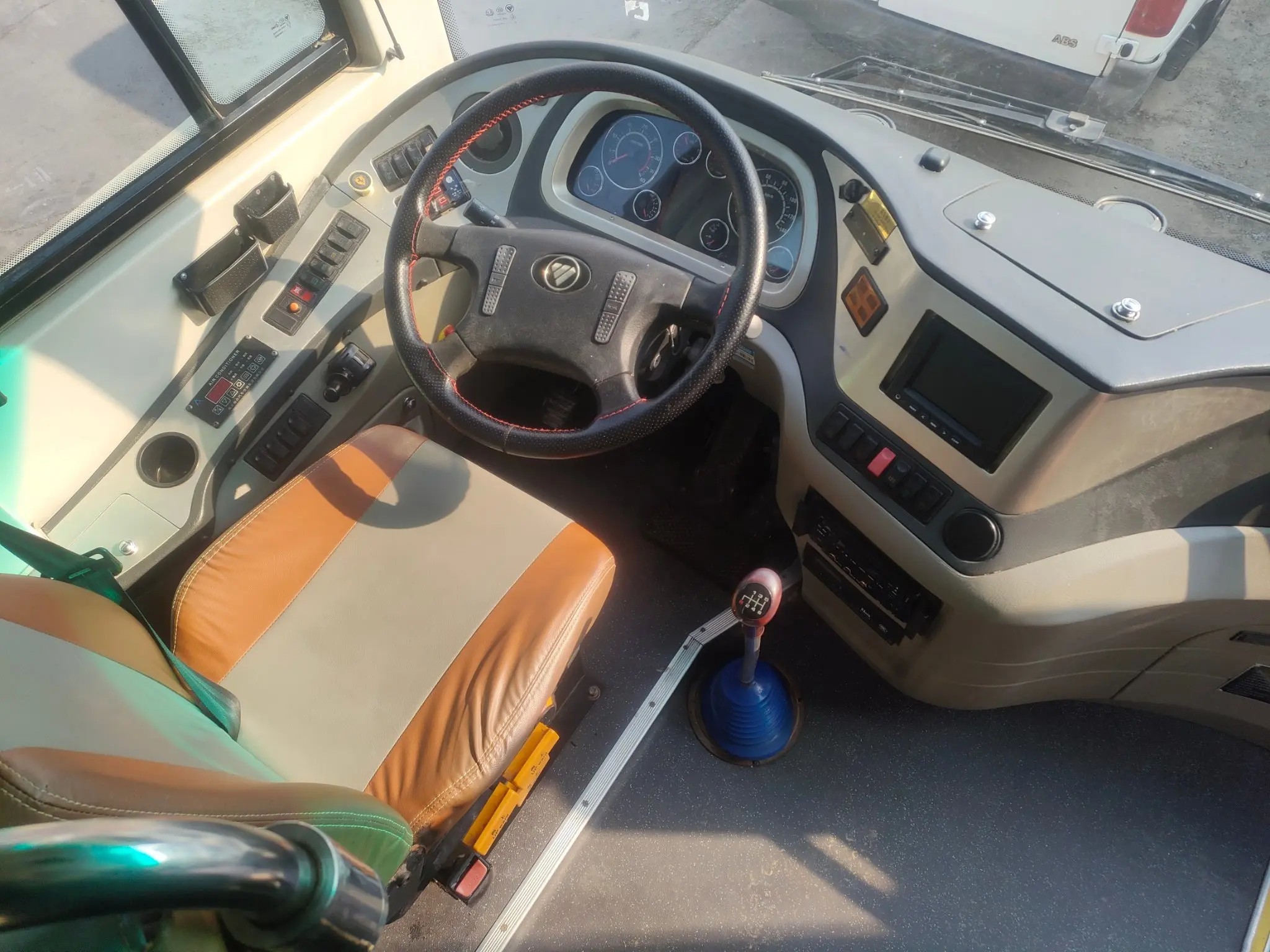 Used Luxury Bus Middle Door 53 Seats Second Hand Foton Bus BJ6120 Sealing Window Weichai Engine