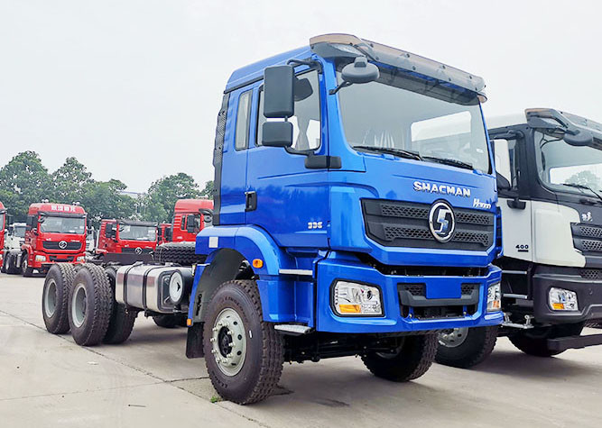 Durable And Reliable Shacman H3000 Tractor Head 4X2 pulling tractor trailer