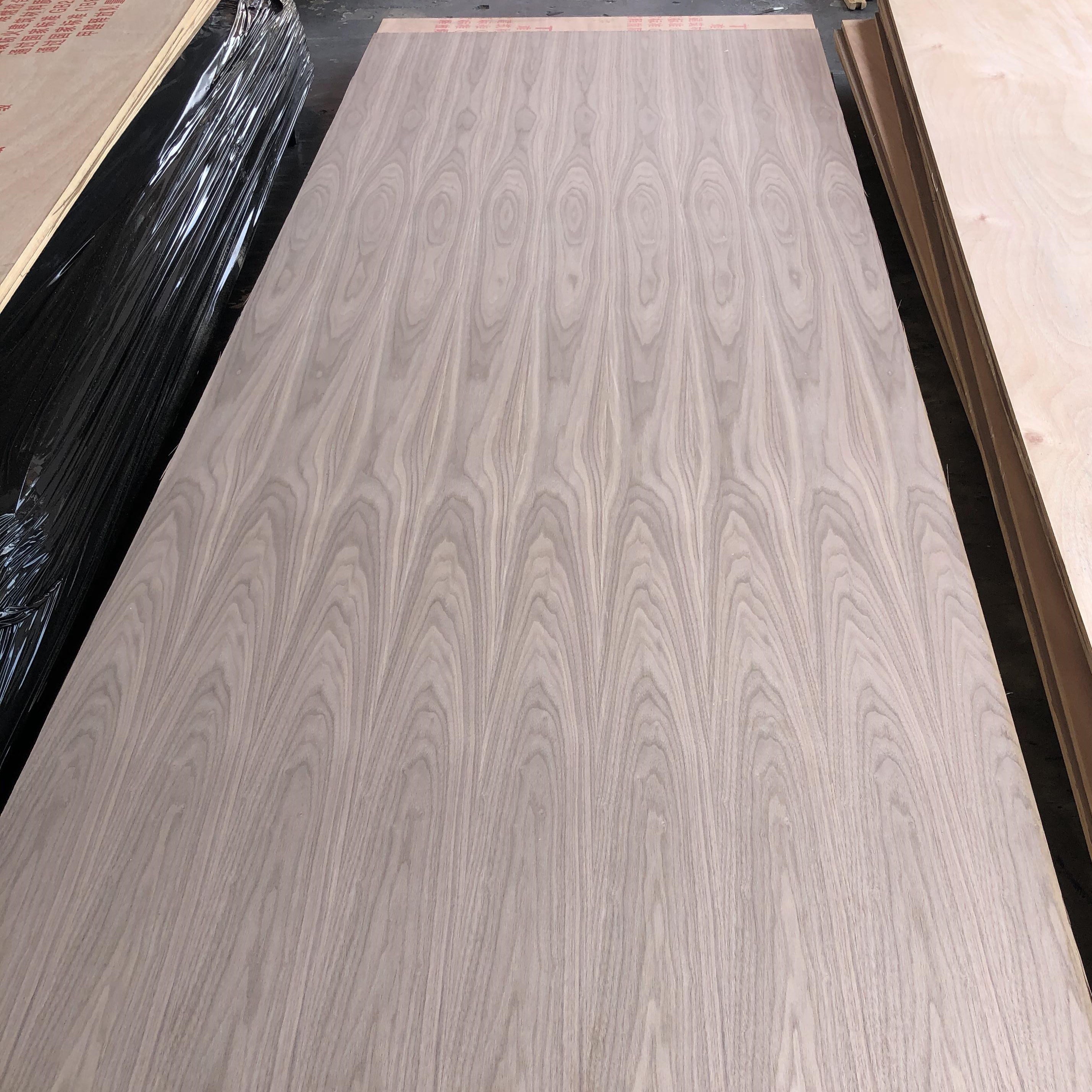 Hot Sale Walnut Wood Veneer Walnut Veneer Sheets Mountain/Straight Grain AA Grade Veneer Wood Sheet