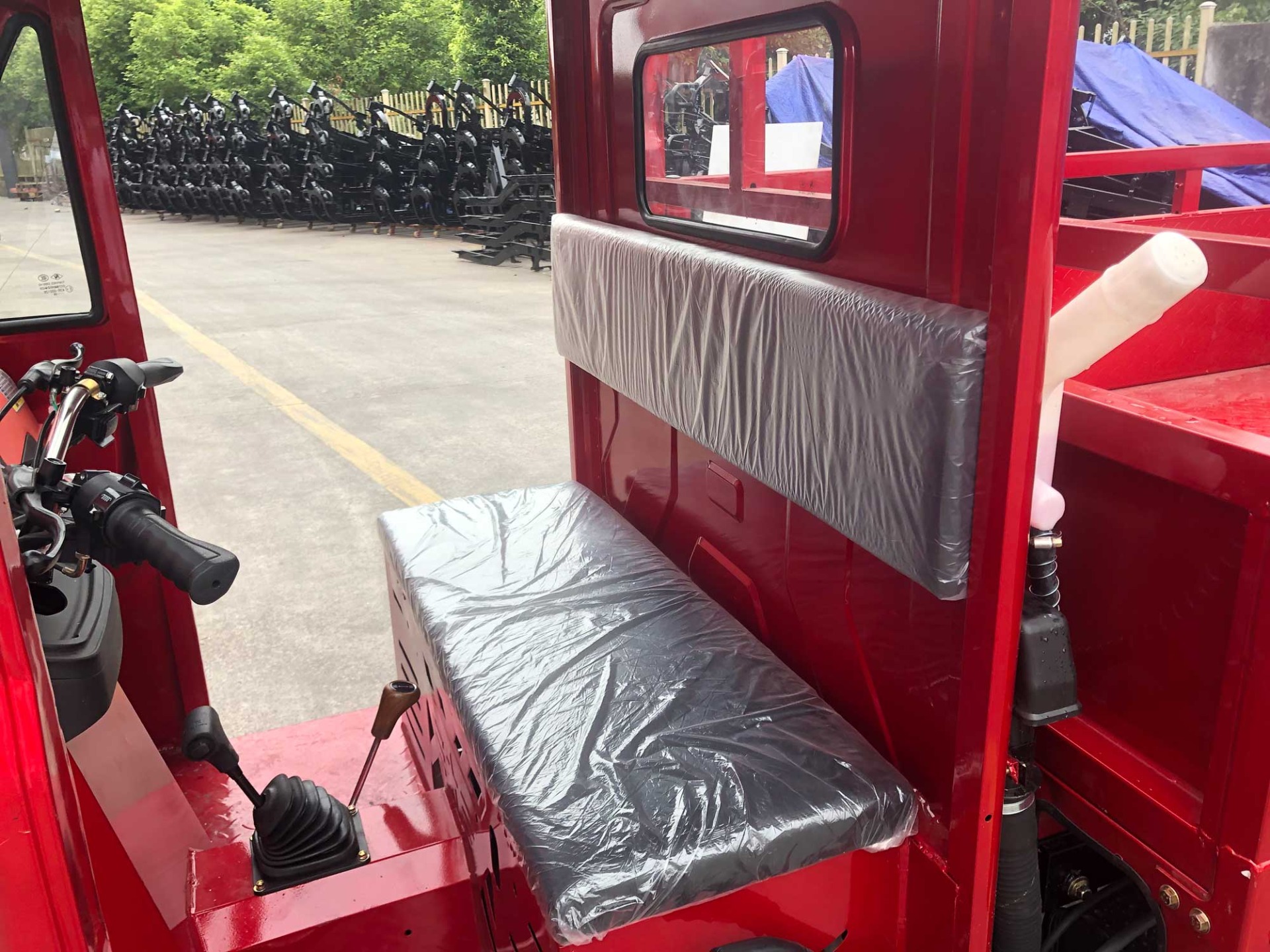 Water-Cooled Engine Semi Cab Tricycle with Double Lights and Strong Loading Capacity