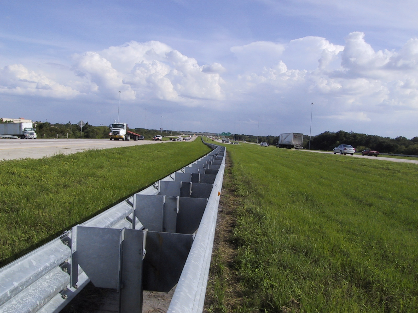 Highway Road Vehicle Barrier Galvanized Powder Coated Thrie Beam W Beam Guardrail