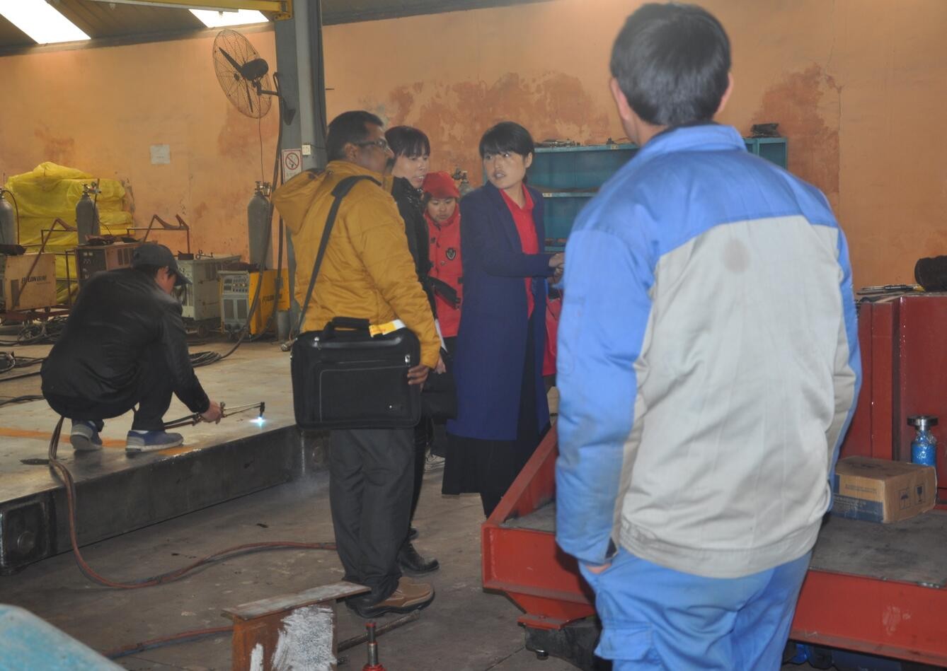 10t Double Motor Drive 4 Wheel Electric Trandport Cart On Cement Floor For Roll Handling