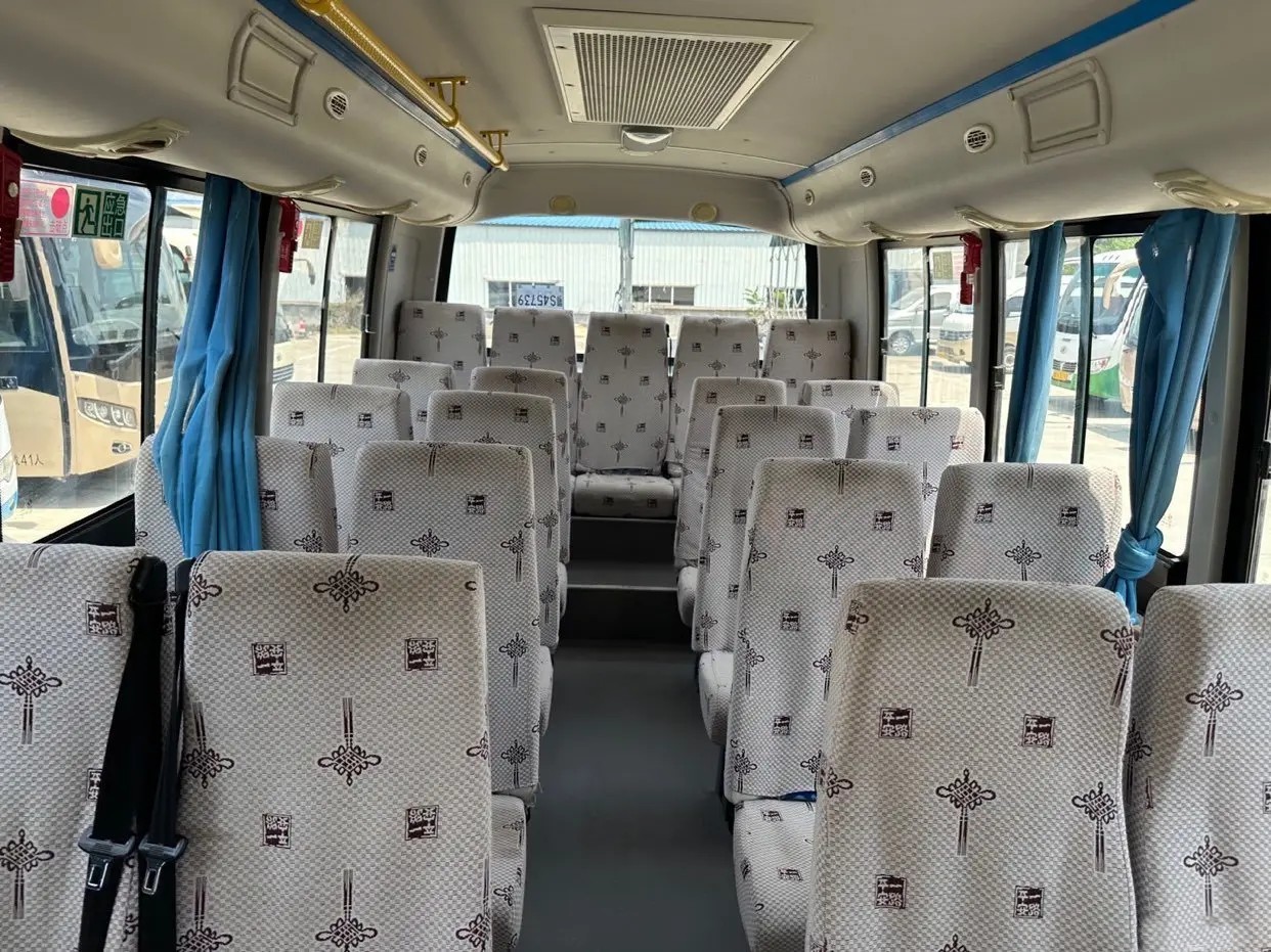 Used Small Bus Blues Color 25 Seats Yuchai Engine 130hp Sliding Windows Left Hand Drive Dongfeng Bus DFA6660