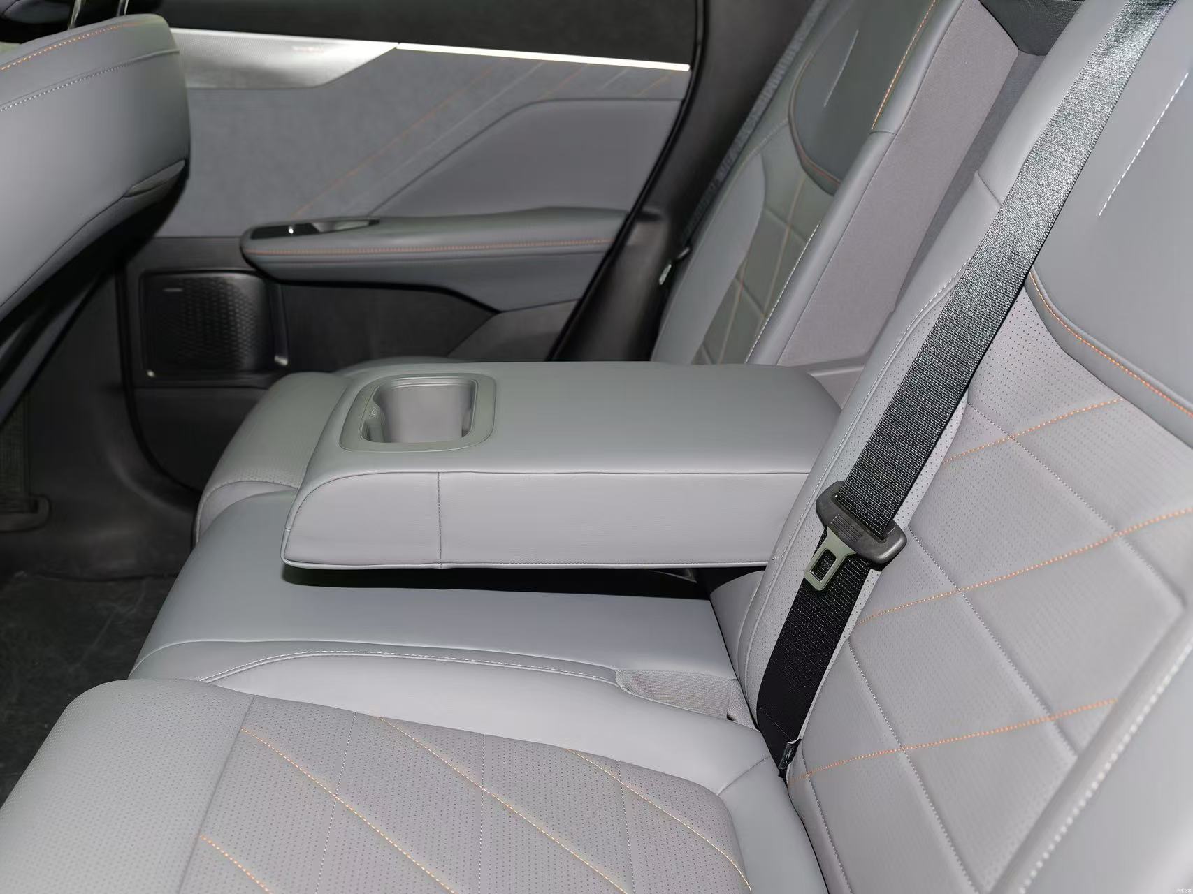 Deepal S05 Energy Vehicle Extended Range 200km Ultra High Speed SUV White.Black.Gray.Blue Body Structure 5-door 5-seater