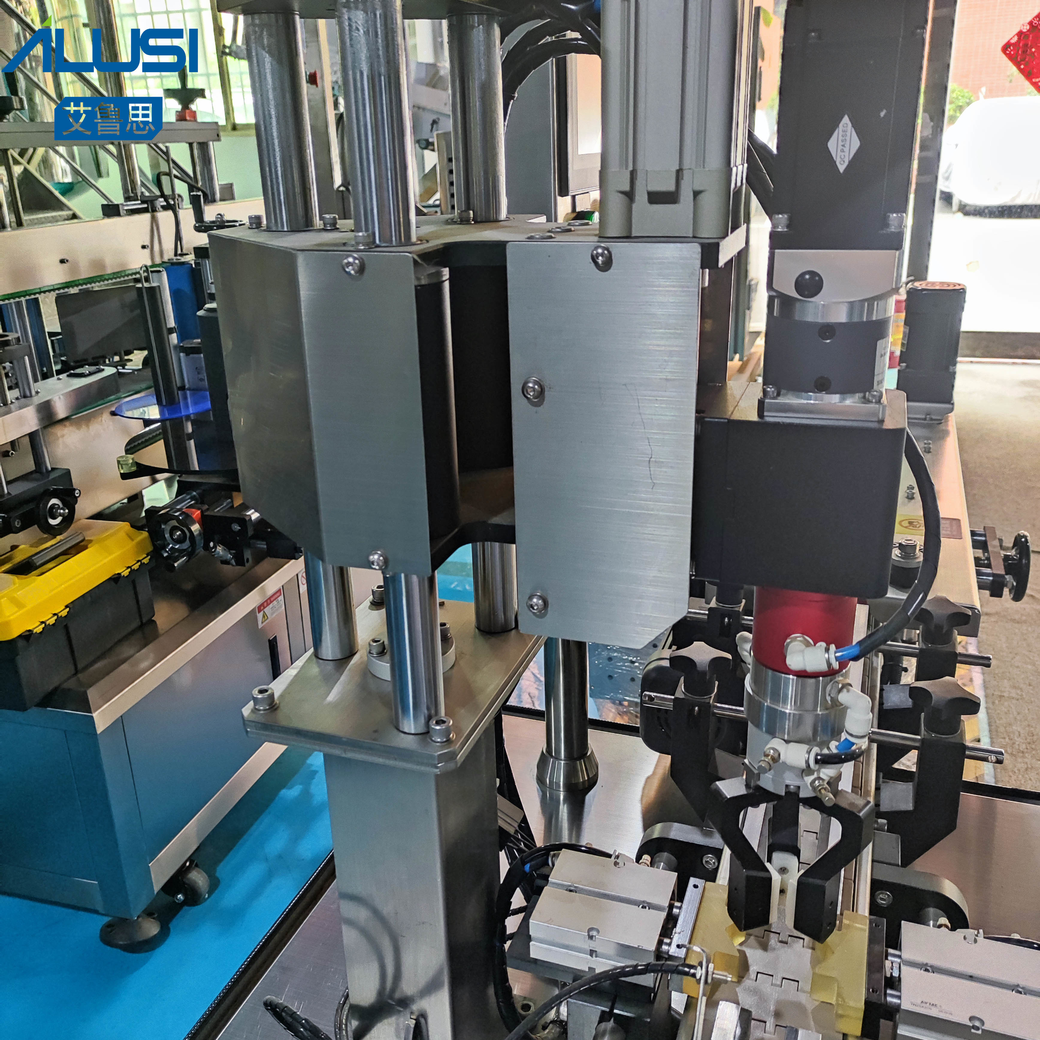 PLC Control Automatic Screw Capping Machine For Glass Bottles With Metal Caps
