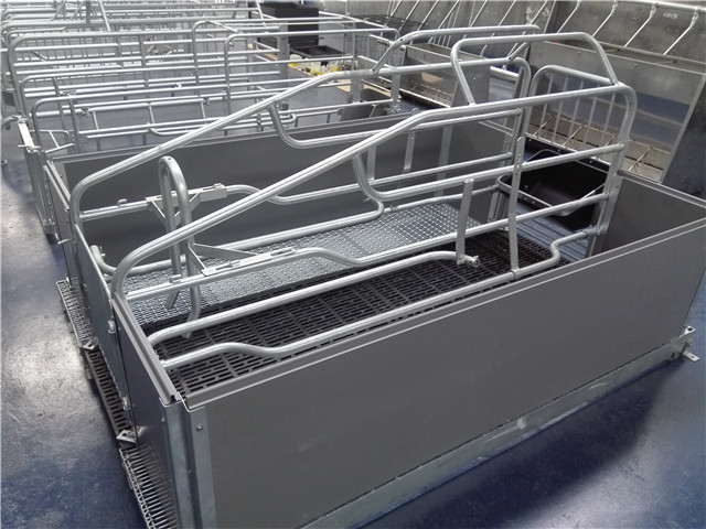 Light Structure Hog Farrowing Crates , Pig Birthing Pens Corrosion Resistance