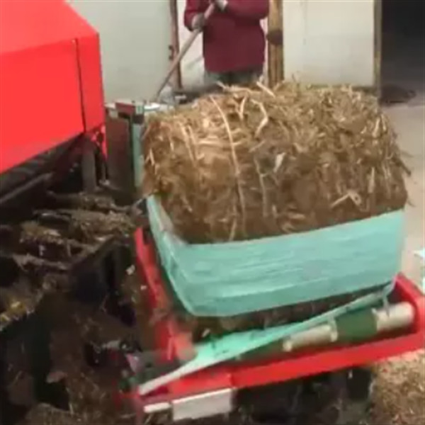 60pcs/ H Grass Hay Wrapping Machine 1.1kw Animal Feed Baler Diesel Engine