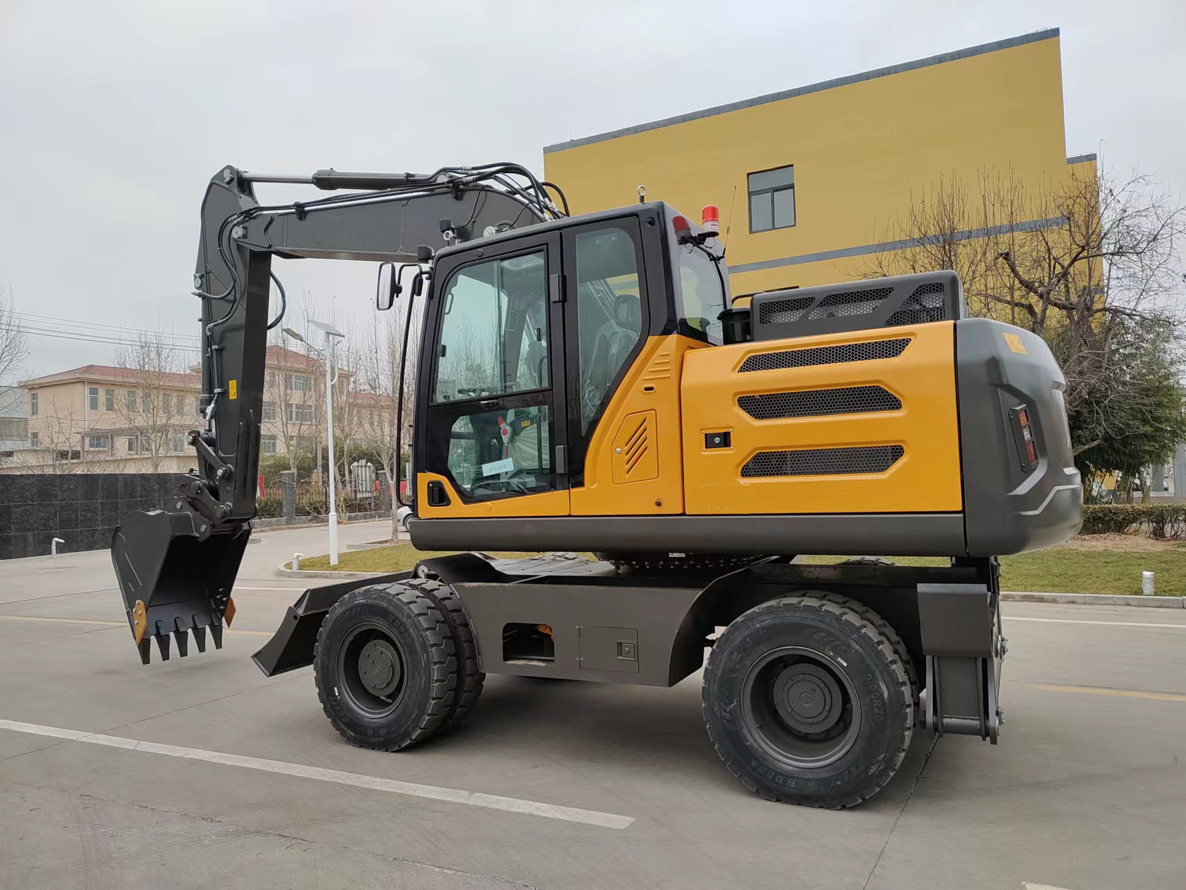Reliable Wheeled Mini Excavator With YUCHAI/YC4D125 Engine And 9.00-20/8 Tires