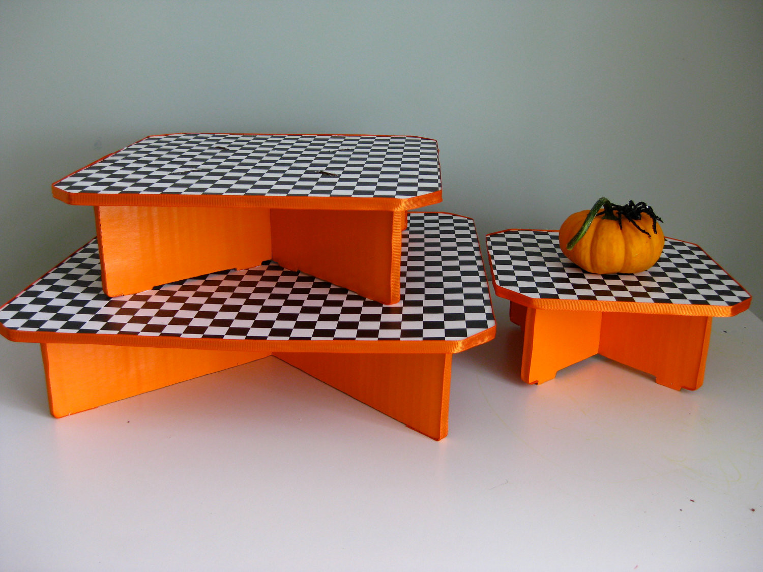 Fancy Corrugated Cardboard Cupcake Stand Plaid Pattern Solid Structure