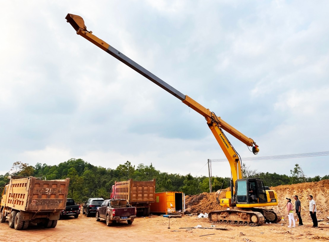 Excavator Telescopic Arm with Standard Bucket Clamshell Bucket