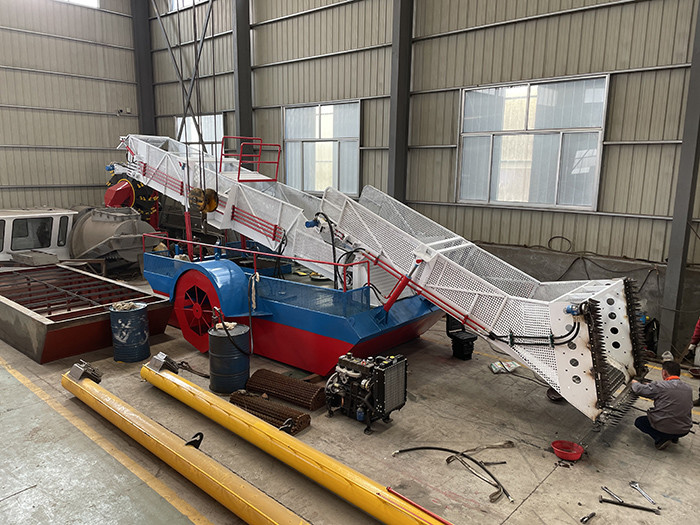 8 Cubic Capacity Aquatic Weed Harvester 105kw 5km/H Is Designed To Be Eight Meters