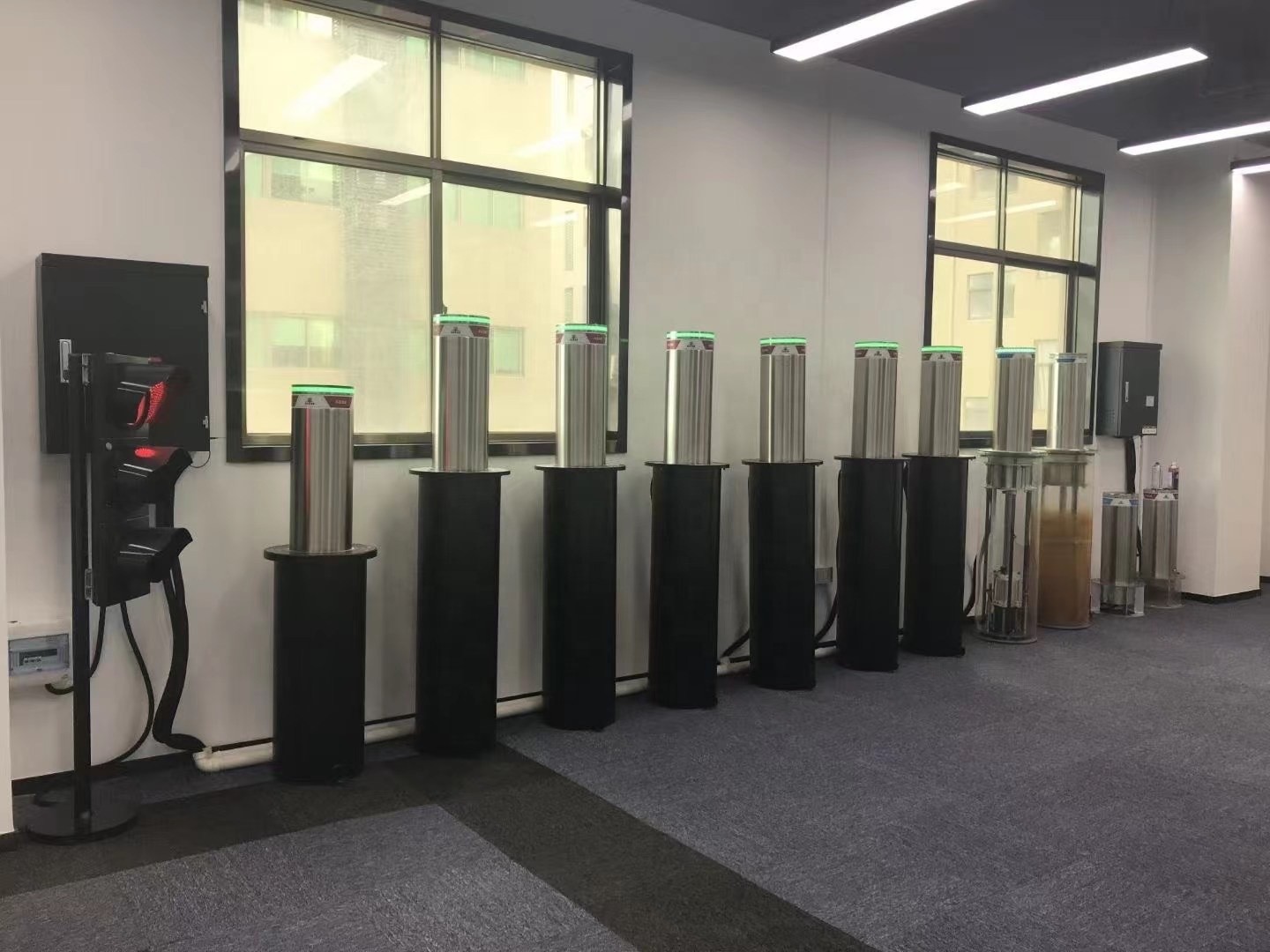 High Security Hydraulic Retractable Bollards LED Automatic Electronic Parking Bollards