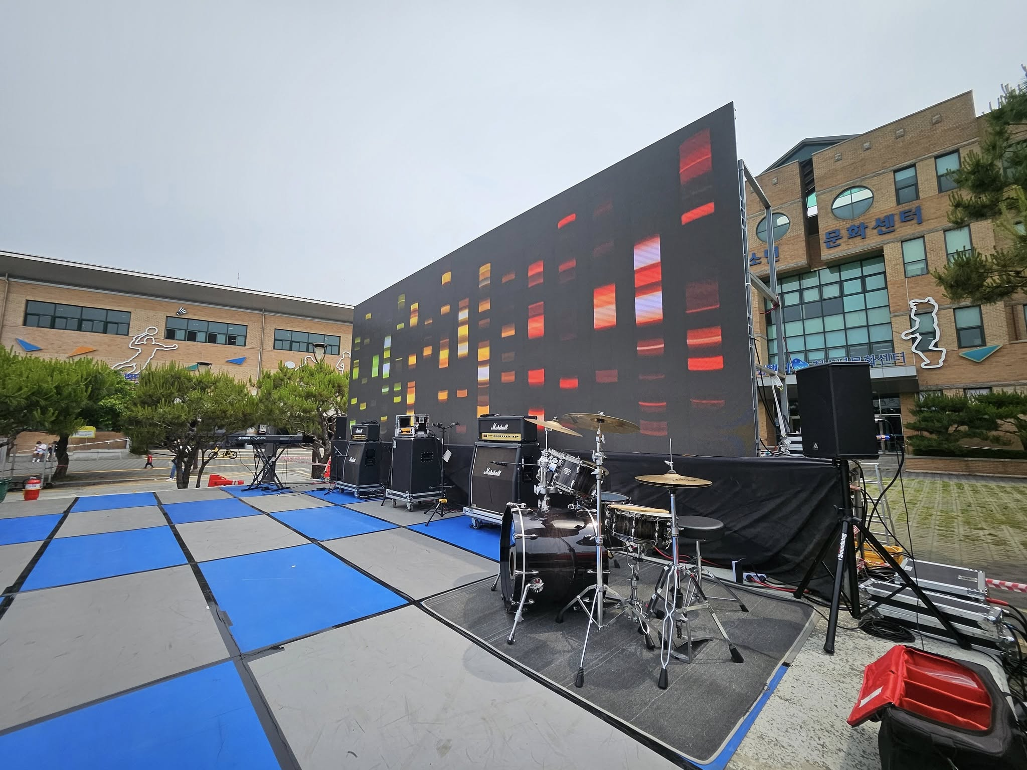 Modular Rental LED Panels for Fast Stage Installation from Guide Visual