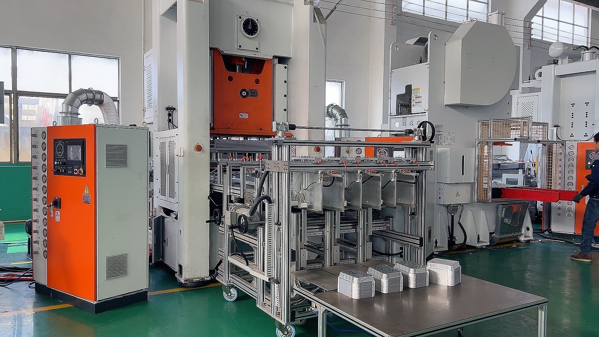 Aluminium Foil Food Container Siemens Motors H-type Making Machine With 4 Cavities Capacity