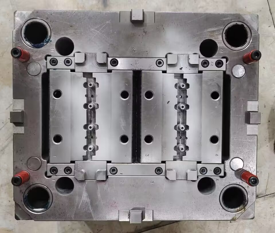 H13 P12 1.2378 Custom Plastic Molding Services Precision Injection Molding 500K Shots