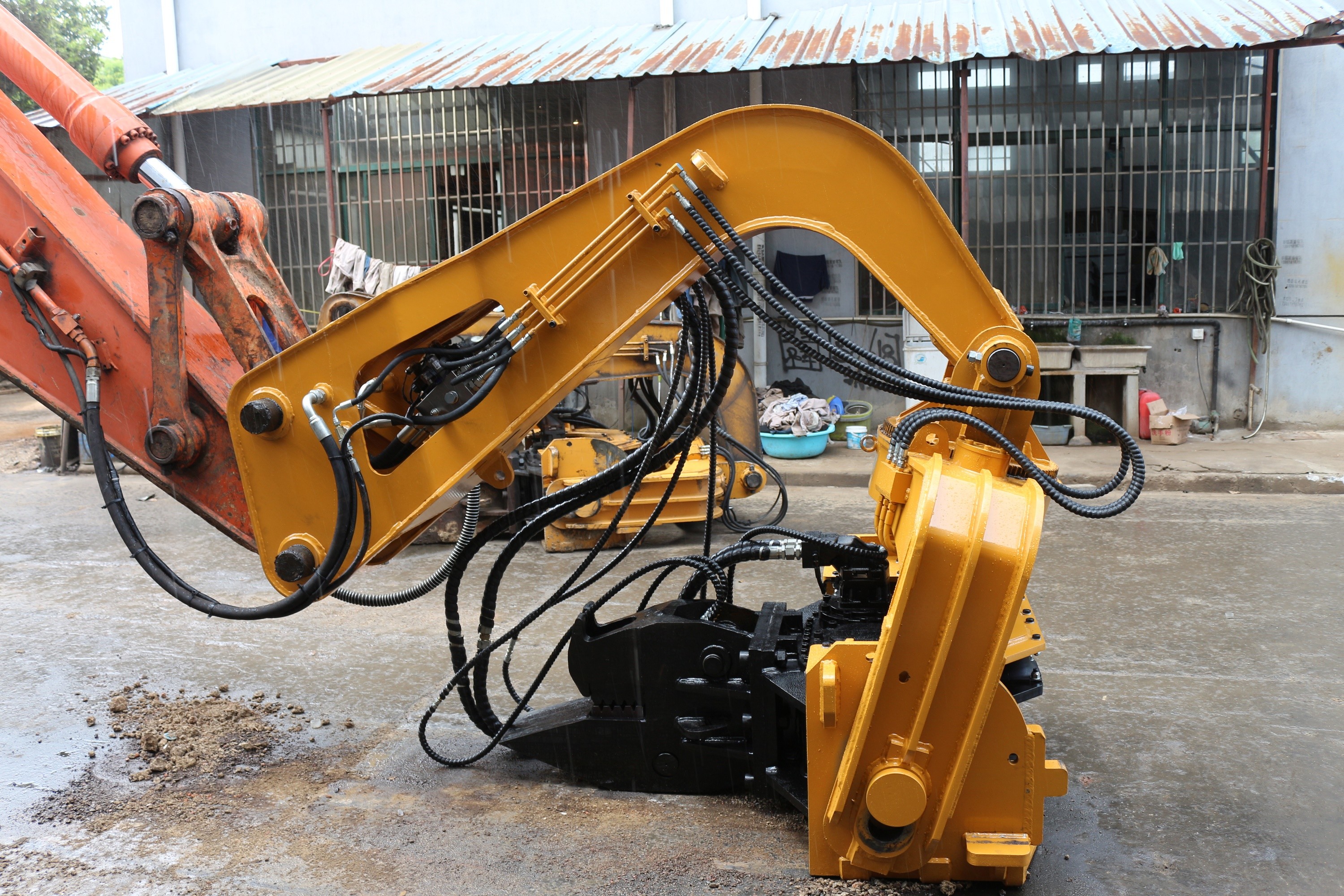 Yellow 42CrMo Sheet Pile Hammer 120 Ipm Sheet Piling Attachment For Excavator