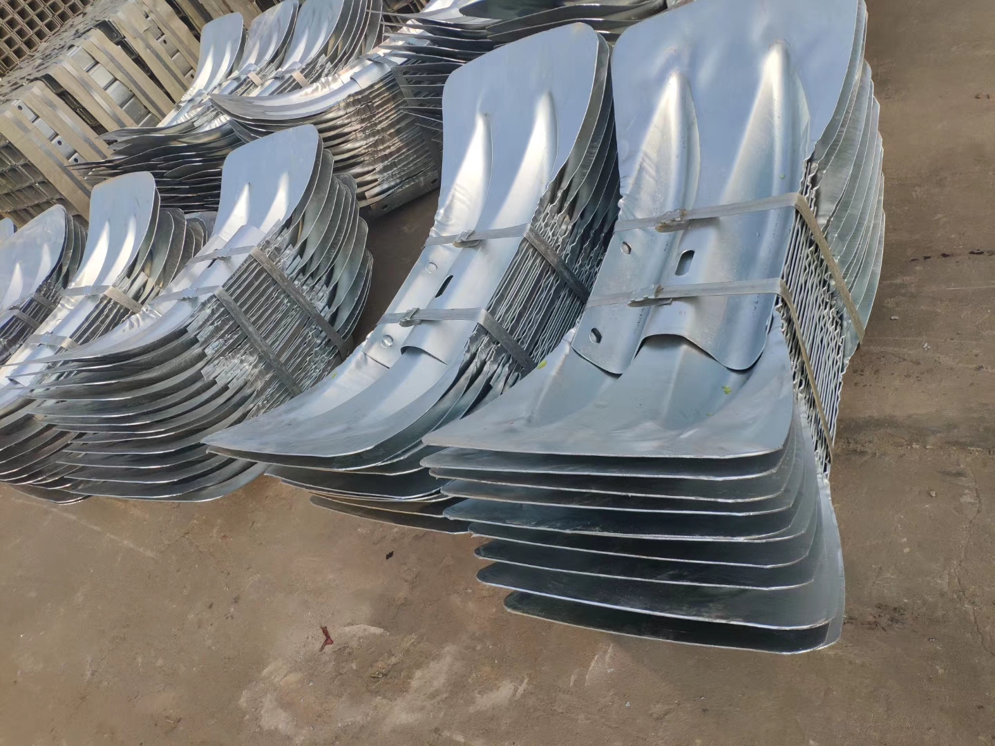 Q235 Q345 Galvanized Steel Highway Guardrail Fishtail End for Customized Projects