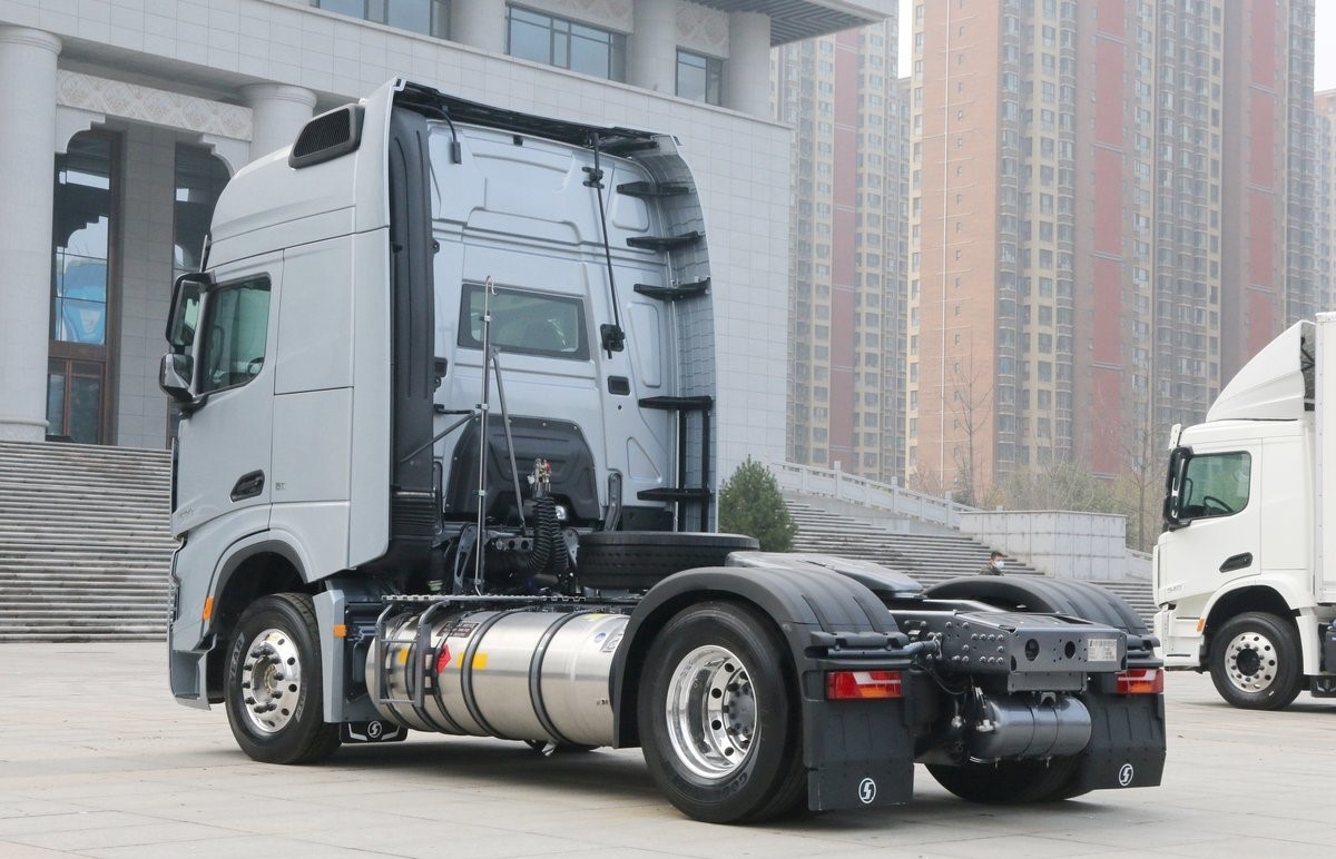 Used Shacman X6000 Motor 4x2 tractor unit Euro 6 Left / Right Hand Driving