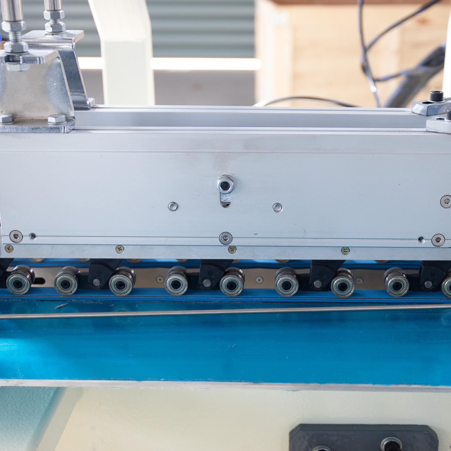 Innovative Automatic Carton Box Folding Gluing Stitching Machine for Aluminum Foil Box